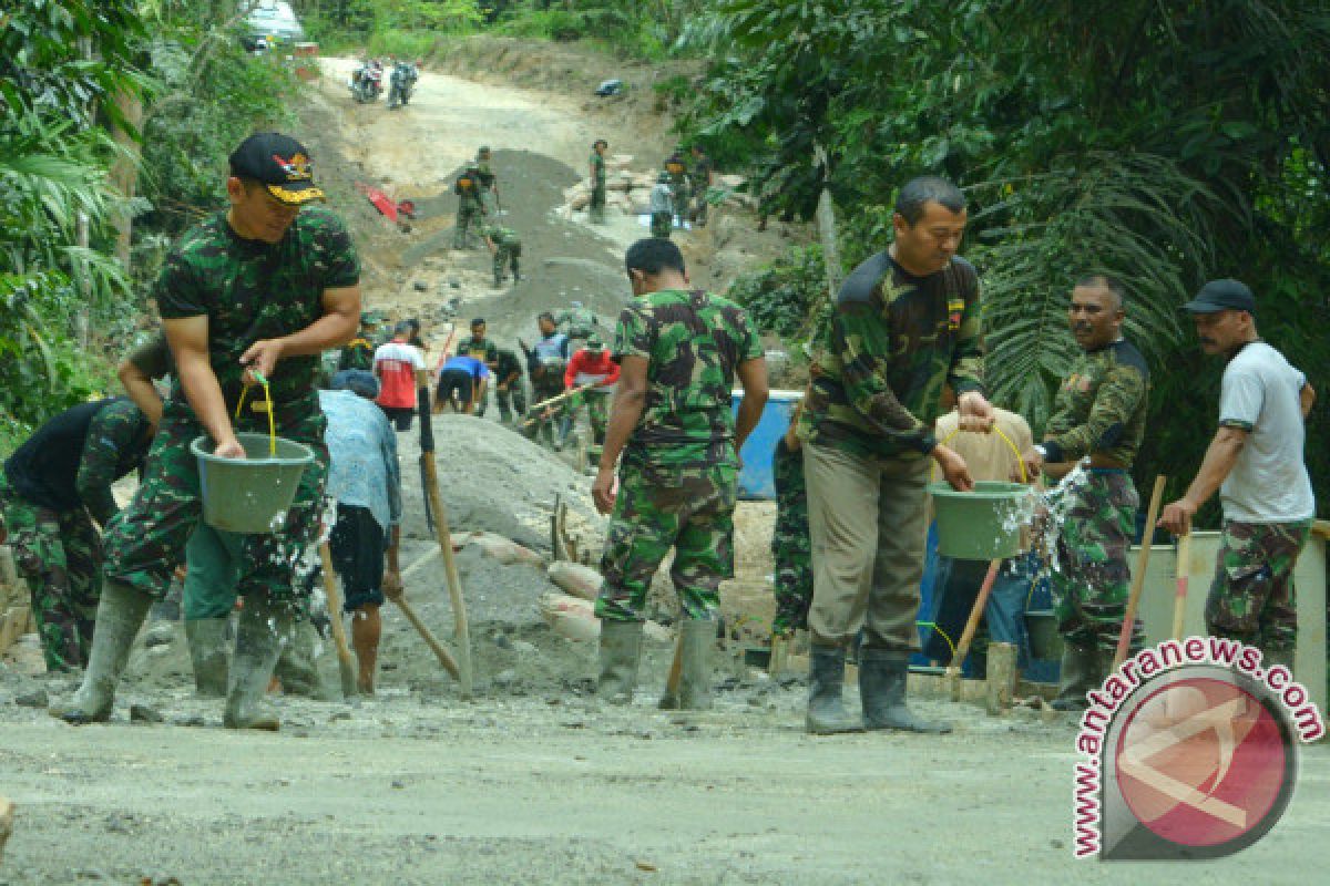 Manunggal TNI-Polri bersama bersihkan lingkungan masjid di Pasaman Barat