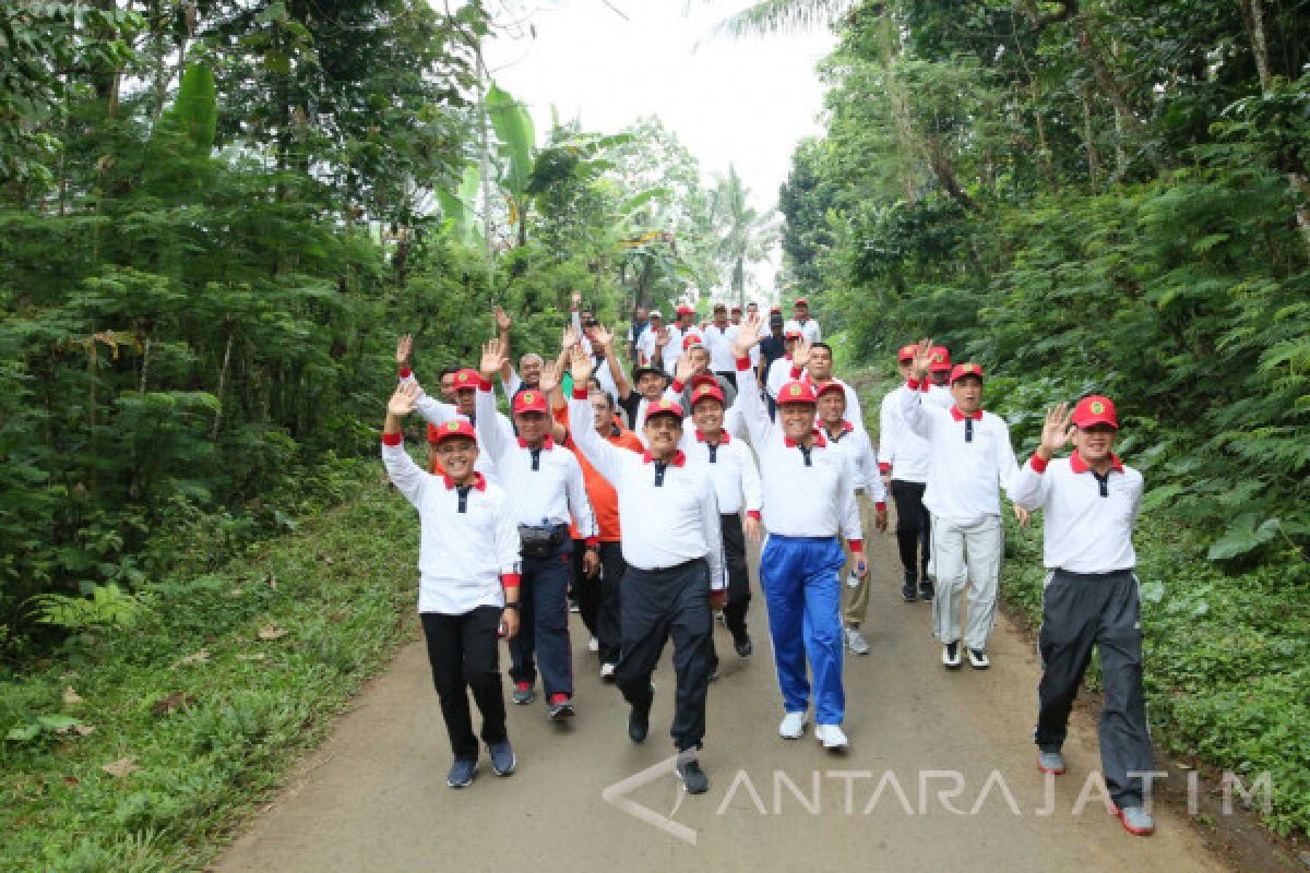 Bupati Anas Ajak Ketua MA Lari Pagi di Kaki Ijen