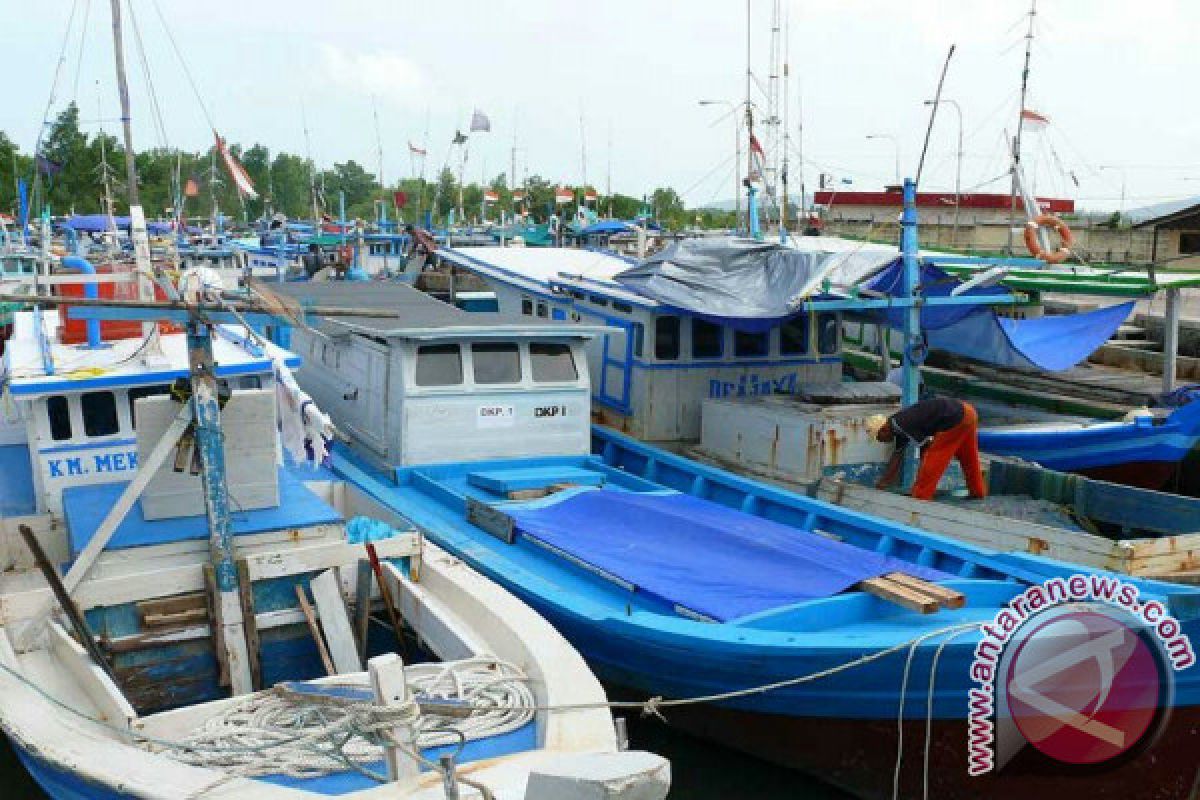 Cuaca Buruk, BPBD Pariaman Kibarkan Bendera Merah Tanda Larangan Melaut