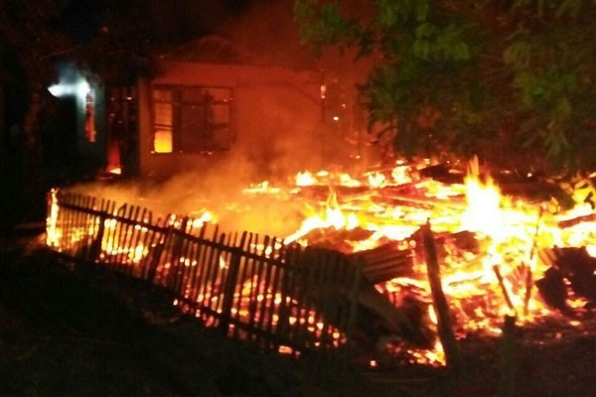 Kebakaran Hanguskan Dua Rumah Warga Mukomuko
