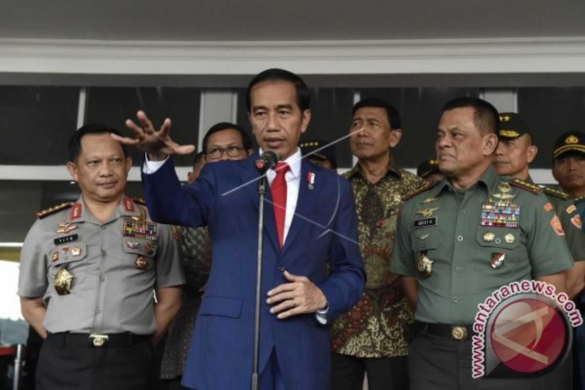 Presiden Jokowi Pimpin Upacara Prasetya Perwira di Istana
