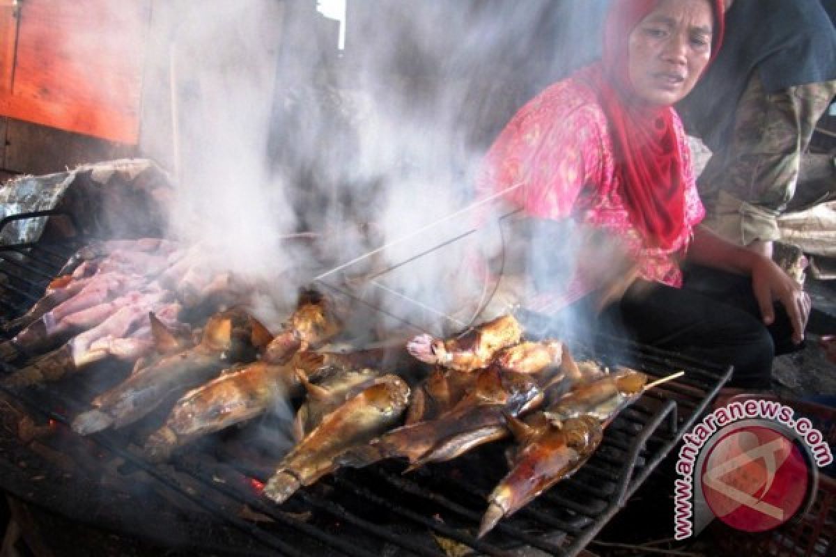 Garam Hilang, Perajin Beralih ke Ikan Asap