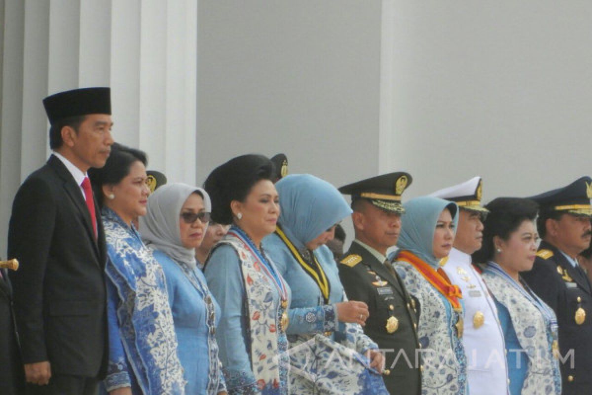 Jokowi Pimpin Upacara Prasetya Perwira TNI/Polri 