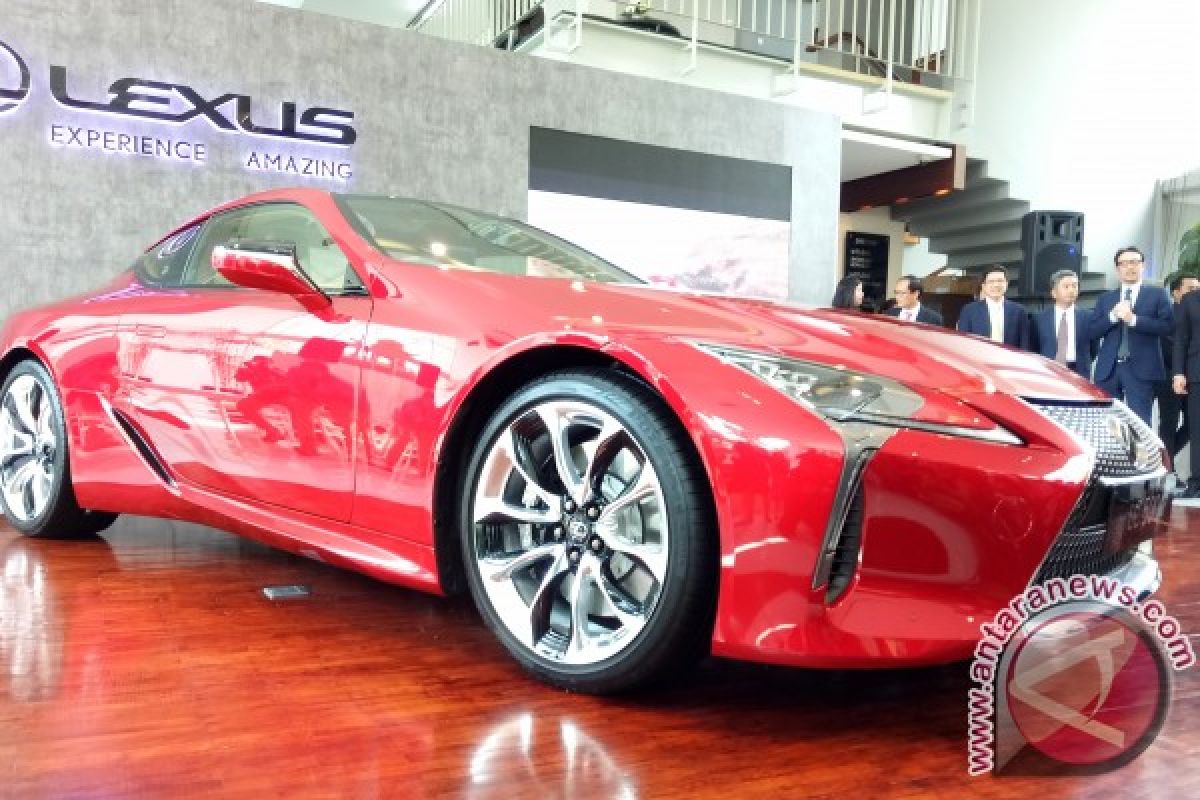 Lexus Coupe 500, roda belakangnya bisa berbelok