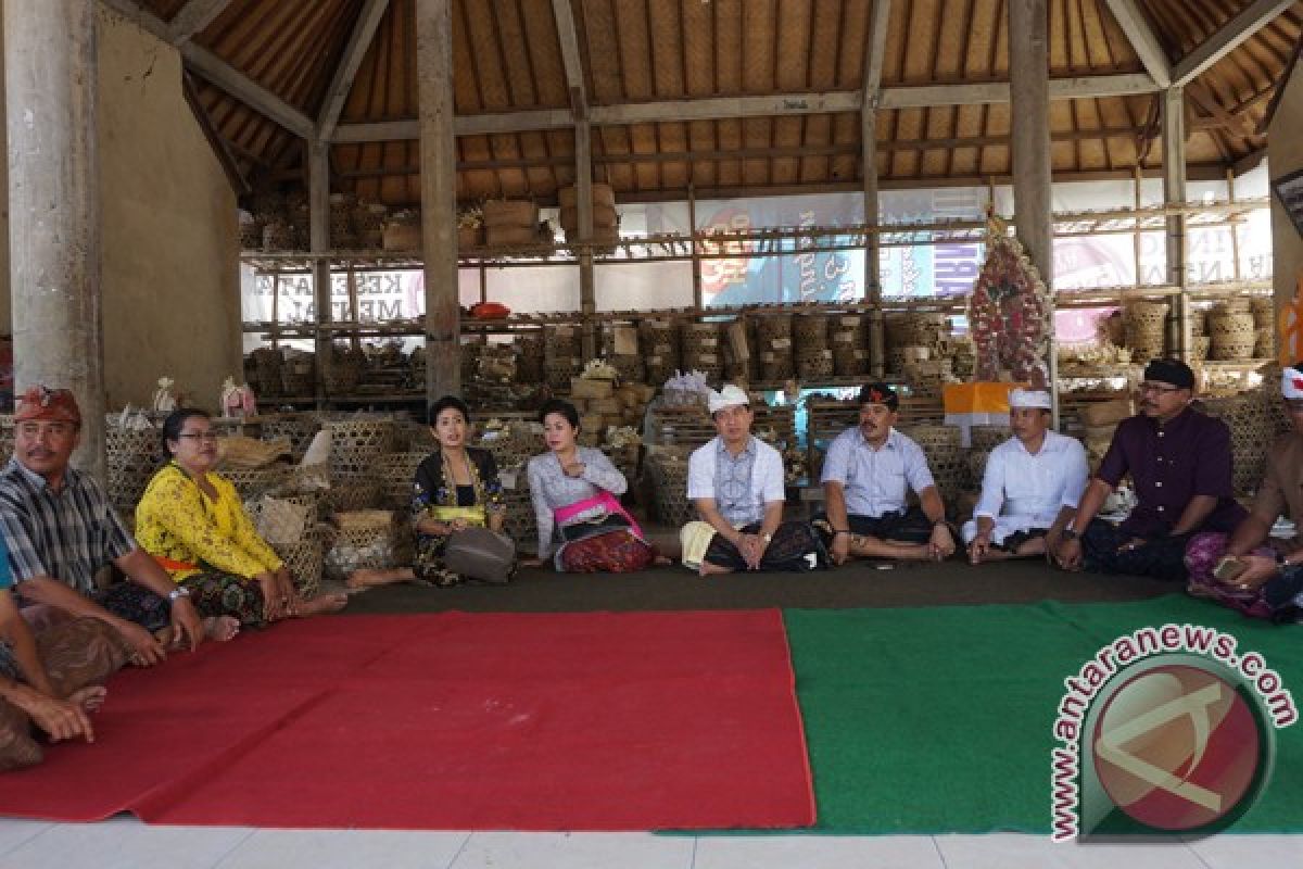 Bupati Klungkung Menghadiri Ritual Ngaben Massal