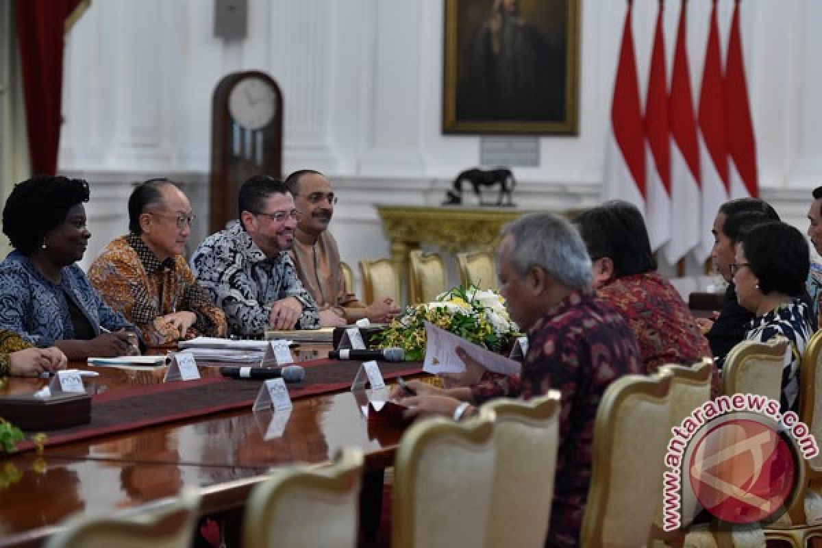 Jokowi receives World Bank president at Merdeka Palace