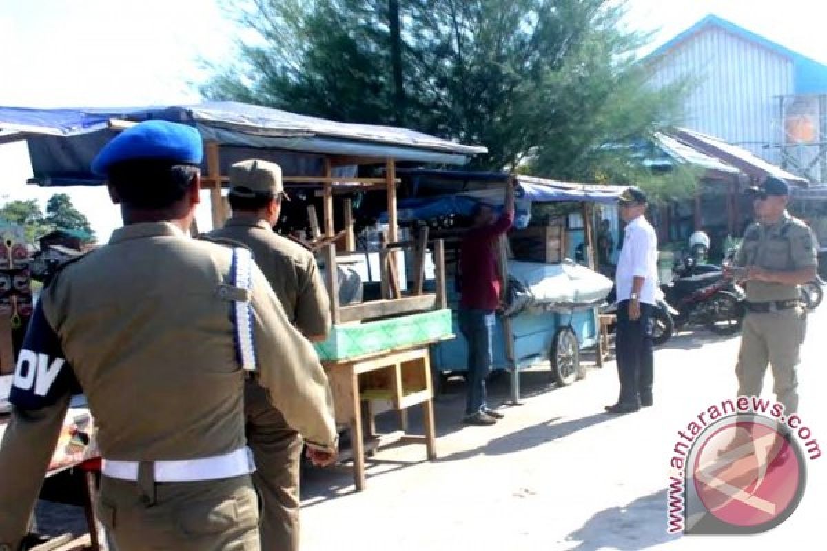 Satpol PP Sukamara Tegur Pedagang yang Jualan Diatas Trotoar