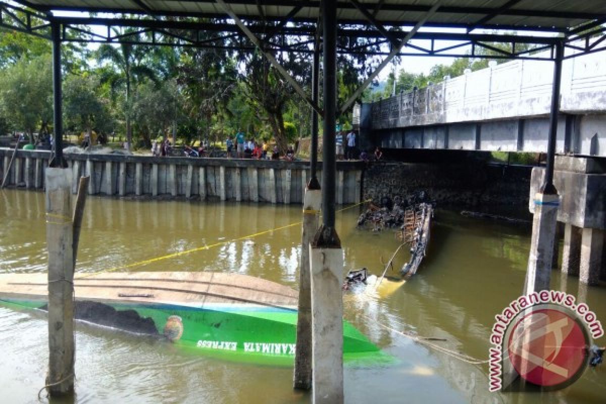 Polisi Olah TKP Speedboat Terbakar