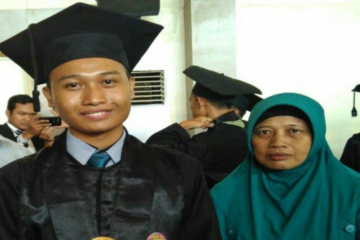 Anak Buruh Tani Lulus Cumlaude UIN Walisongo