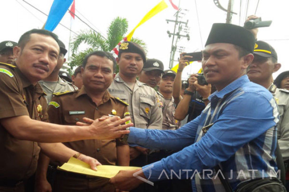 Kejari Sampang Tahan Tersangka Pemalsu Dokumen Desa