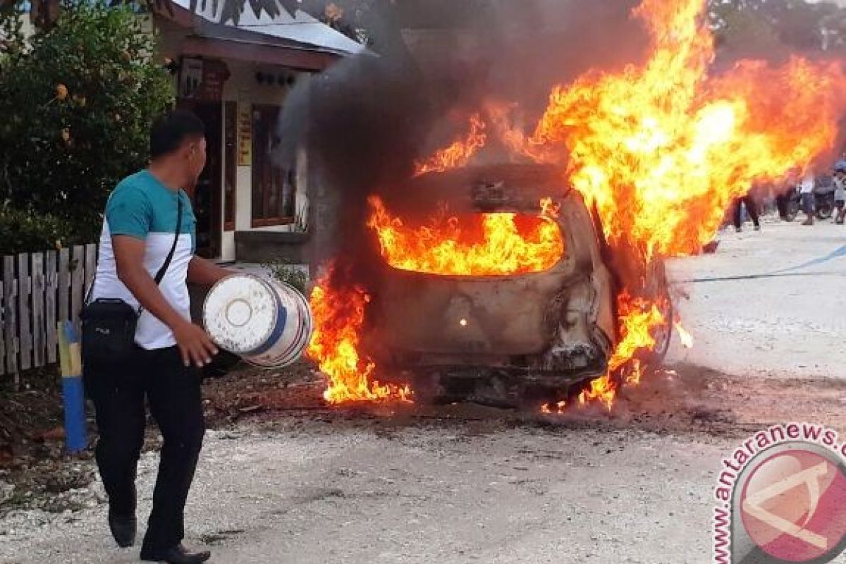 Polisi: satu unit mobil terbakar di Nimbokrang