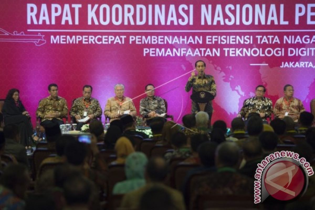 Presiden Jokowi Minta Para Menteri Atasi Masalah Garam