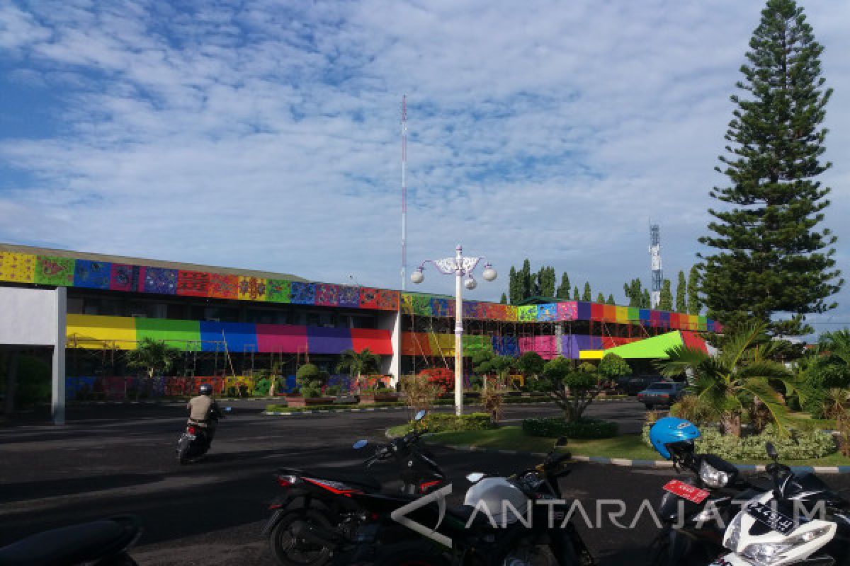 Kantor Pemkab Situbondo Dicat Motif Batik Biota Laut