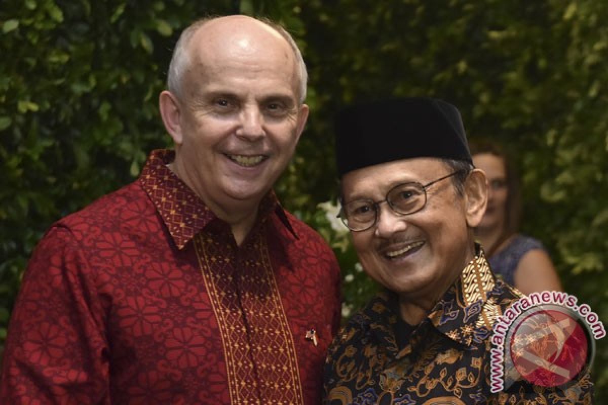 Hormati BJ Habibie, Kedubes AS pasang bendera setengah tiang