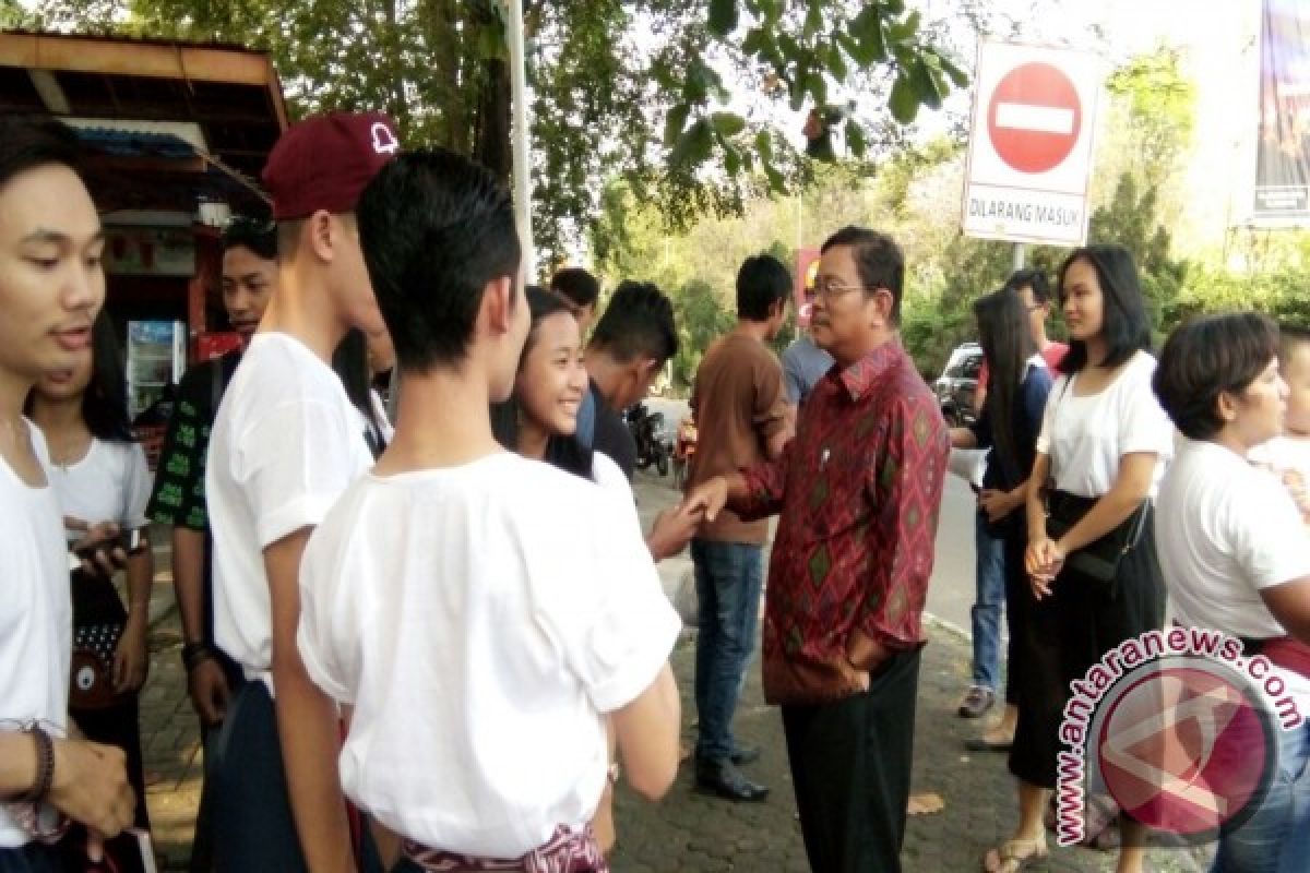 Bupati Sekadau Sambangi Kontingen Festival Budaya Borneo