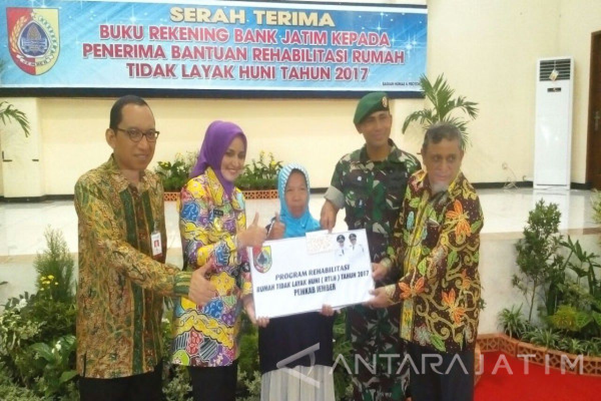 Bupati Jember Serahkan Buku Rekening Rehabilitasi RTLH