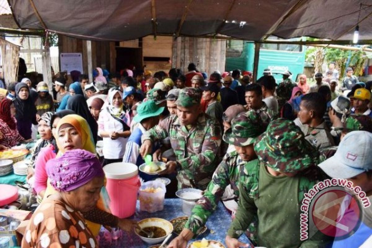 Personel TMMD Makan Patita Usai Pengecoran Masjid