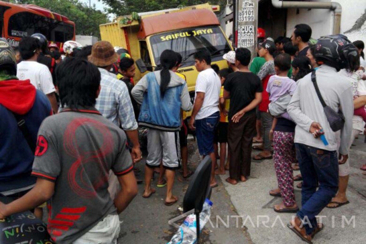 Seorang Tewas dalam Kecelakaan Truk di Surabaya