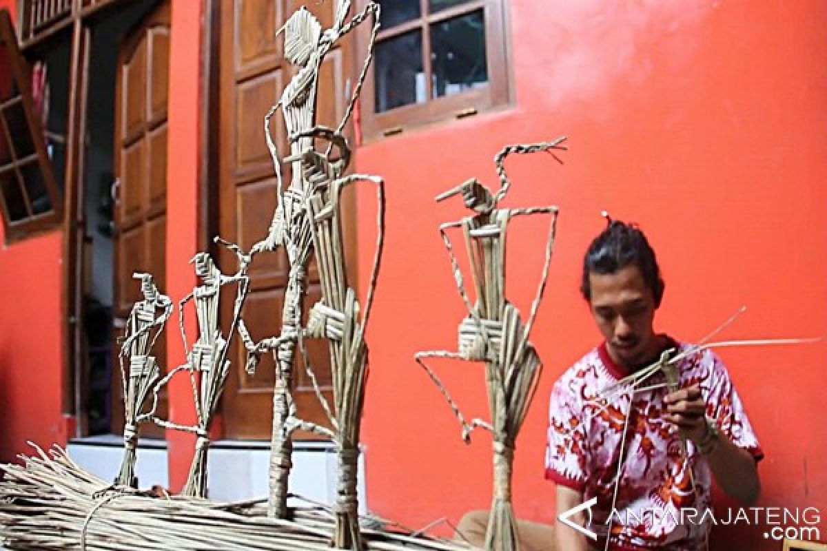 Dari Hobi "Wayang Suket", Gaga Raup Rupiah