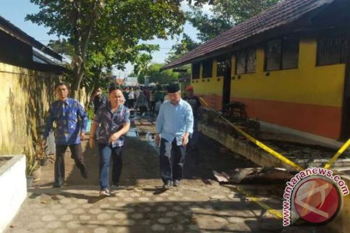 Gubernur Tinjau Lokasi SD Terbakar, Ia Minta Pembakar Sekolah Harus Ditangkap