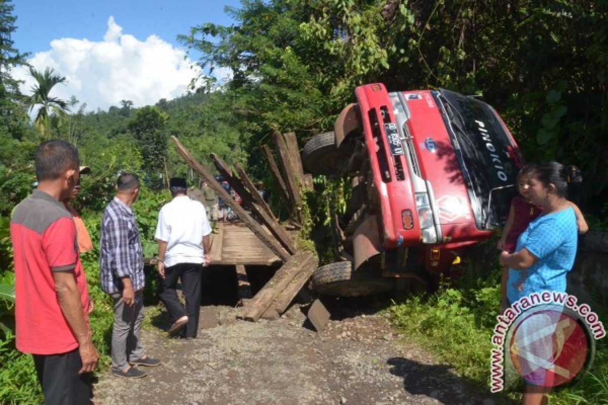 Jembatan Tolinggula Ambruk Akibat Dilewati Truk Pasir