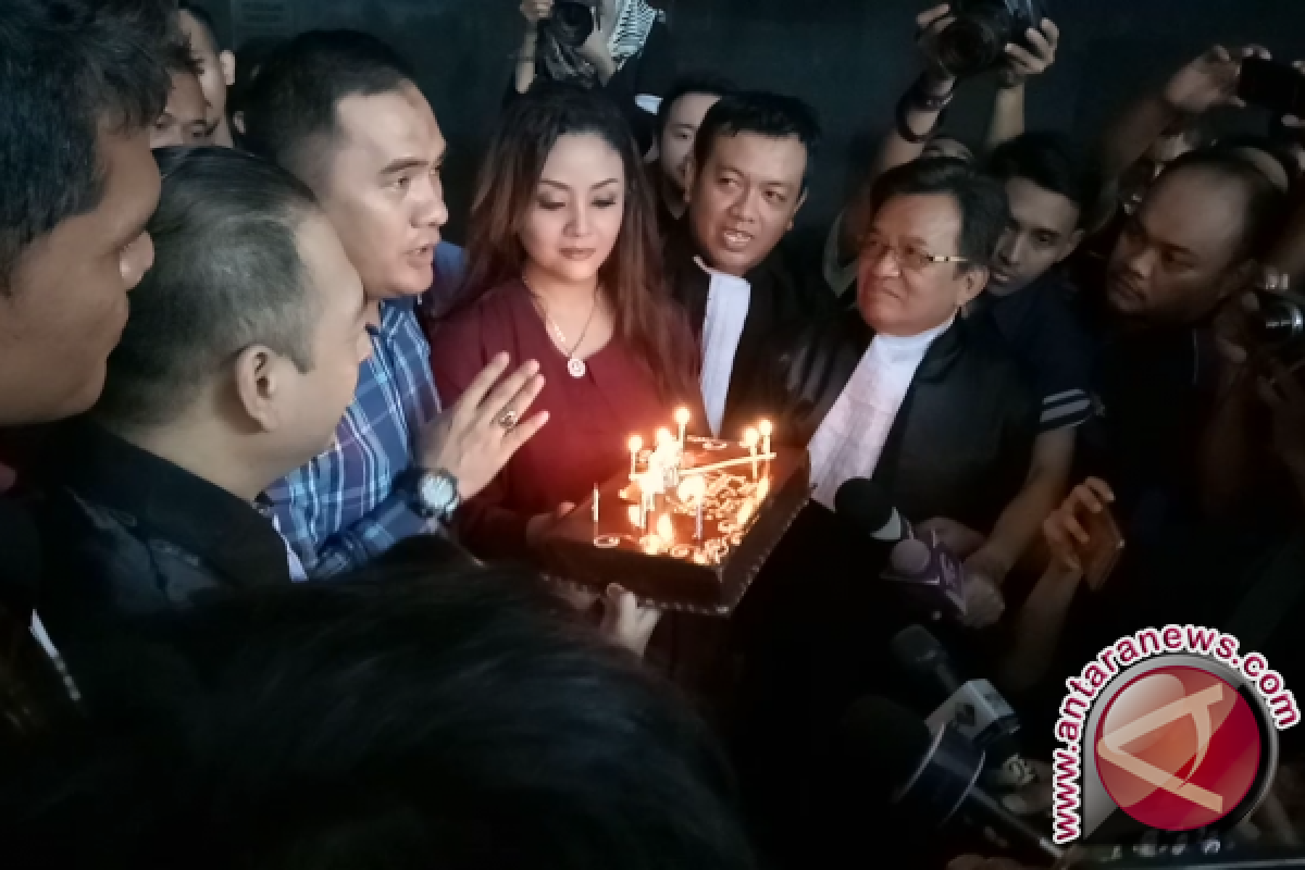 Divonis tiga tahun, Saipul Jamil dapat kado dan kue ulang tahun