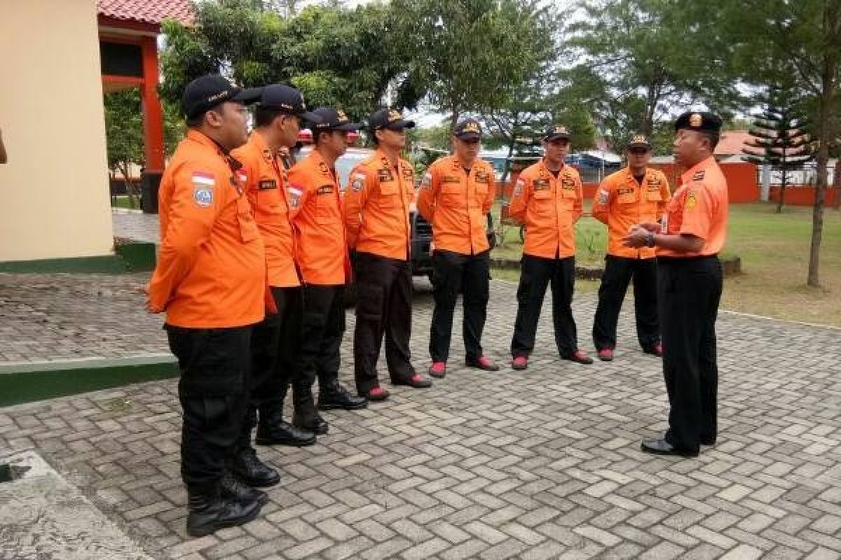 Personel Basarnas diberangkatkan evakuasi korban longsor Brebes