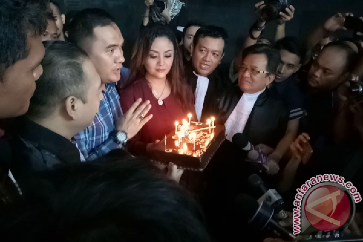 Divonis tiga tahun, Saipul Jamil dapat kado dan kue ulang tahun