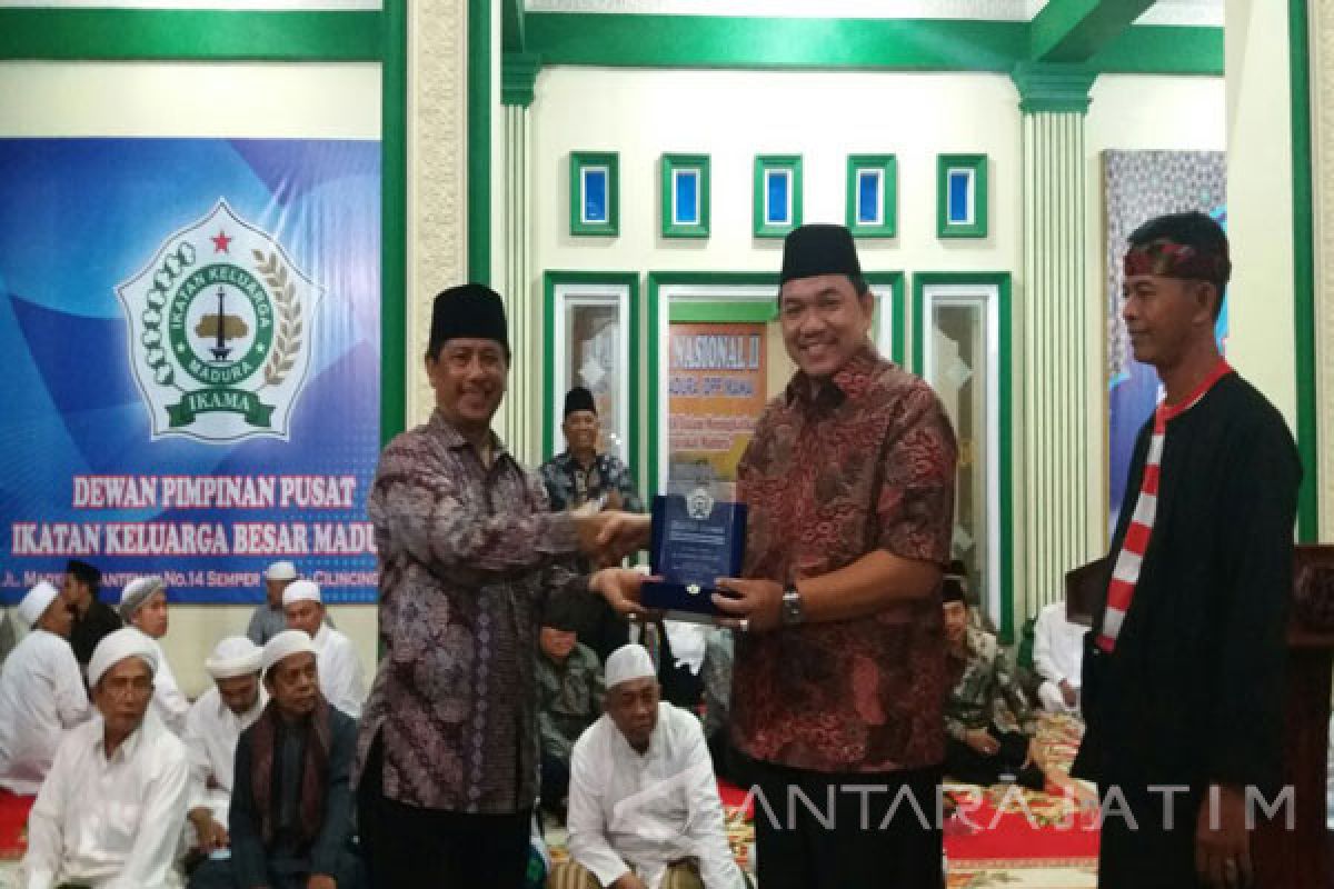 Presiden Klub Madura Terima Penghargaan Tokoh Pemersatu