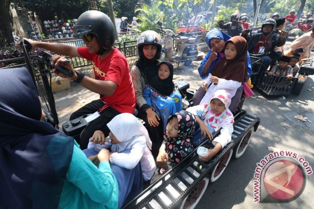 Komunitas scooter Sarawak sambangi Kalbar via darat