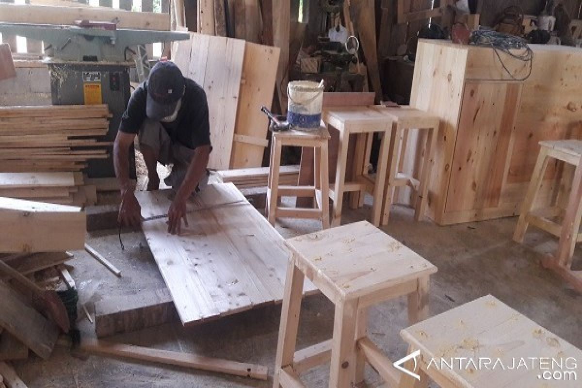 Mebel Berbahan Palet Kayu Bekas Diminati Masyarakat