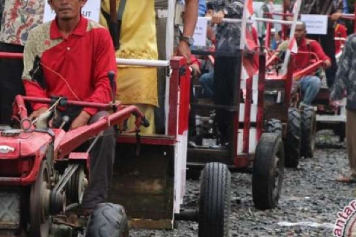Gapoktan Siak Terima 10 Traktor Roda Empat Bantuan APBN