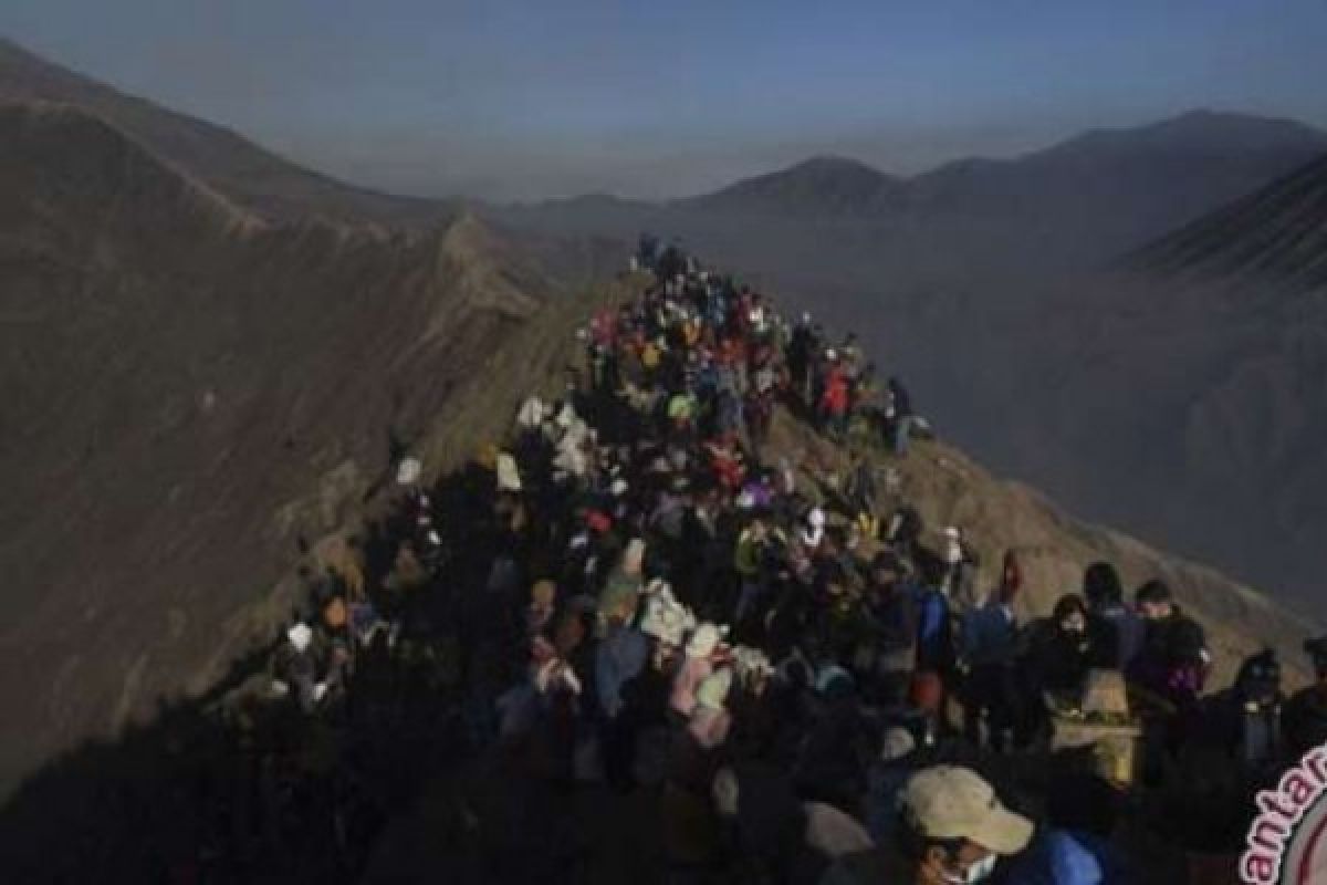 Gunung Bromo Diserbu Ribuan Wisatawan Asing