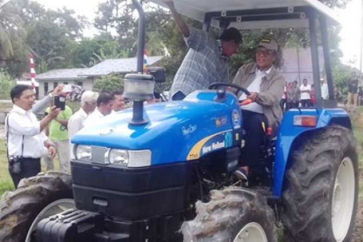 Kampar Terima Lima Unit Bantuan Traktor Pengolahan Lahan Pertanian
