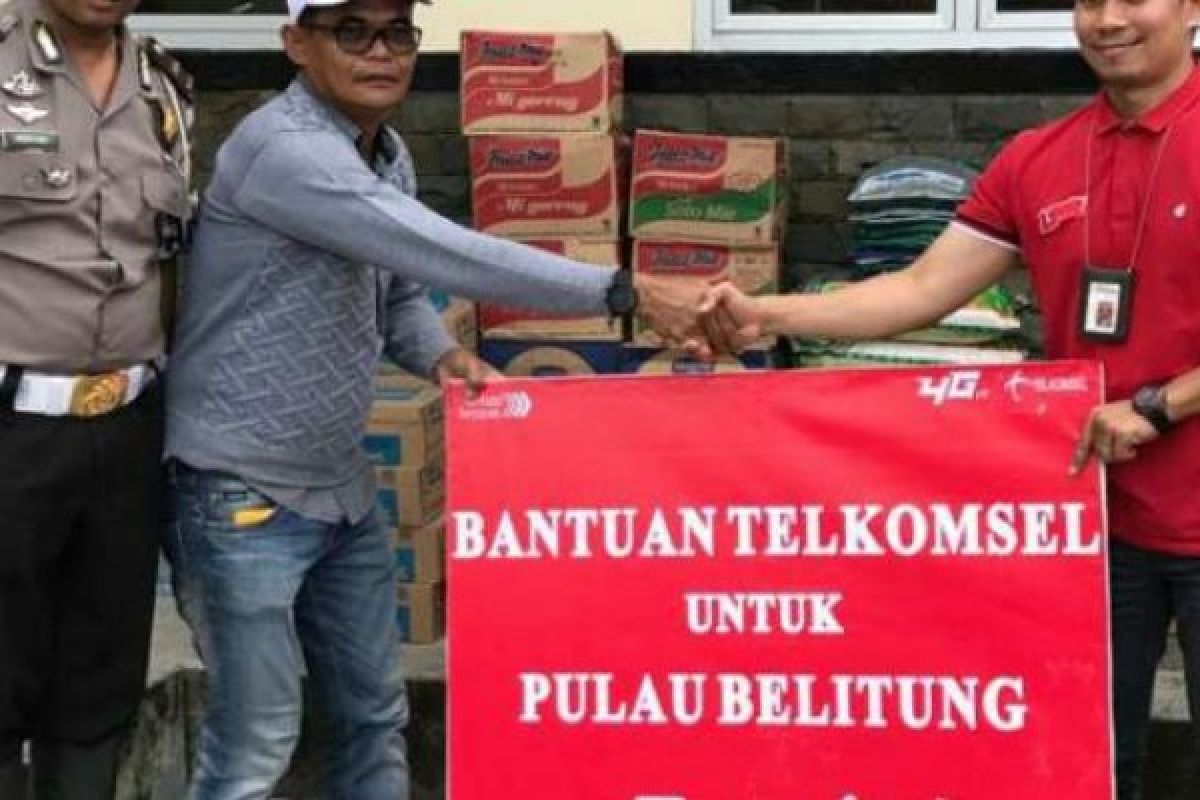 Layanan Berfungsi Normal, Telkomsel Serahkan Bantuan di Belitung