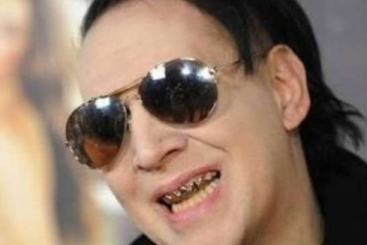 Marilyn Manson Unggah Foto Ia Dan Ayahnya Waktu Kecil