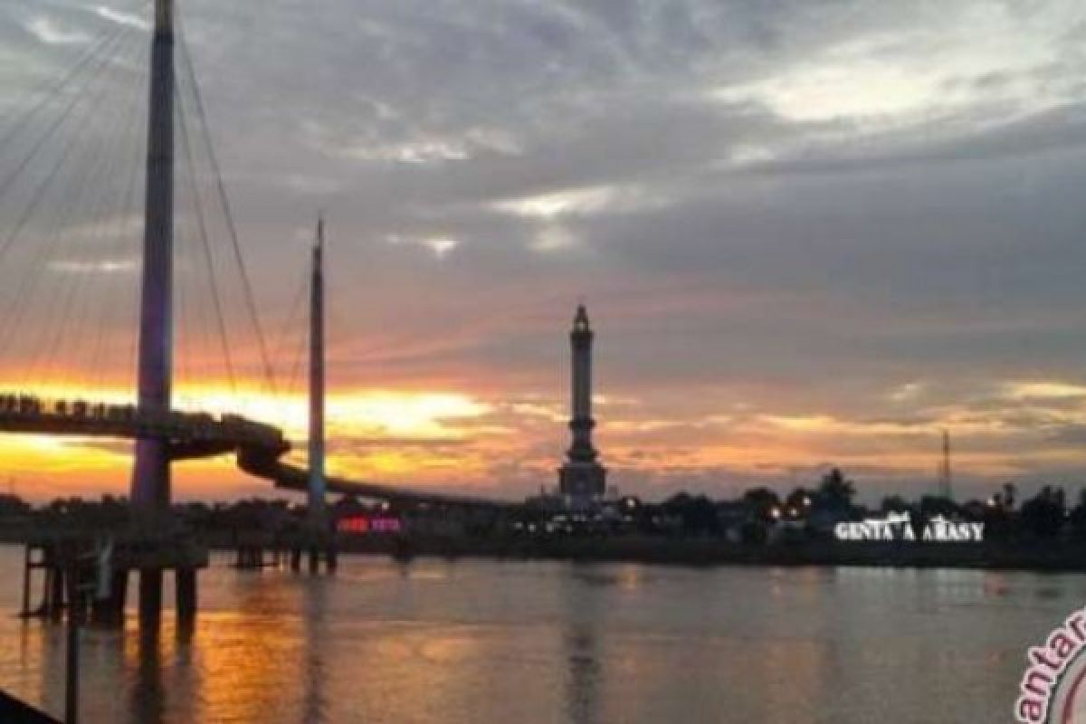 Menghabiskan Senja Di Jembatan Gentala Arasy, Jambi