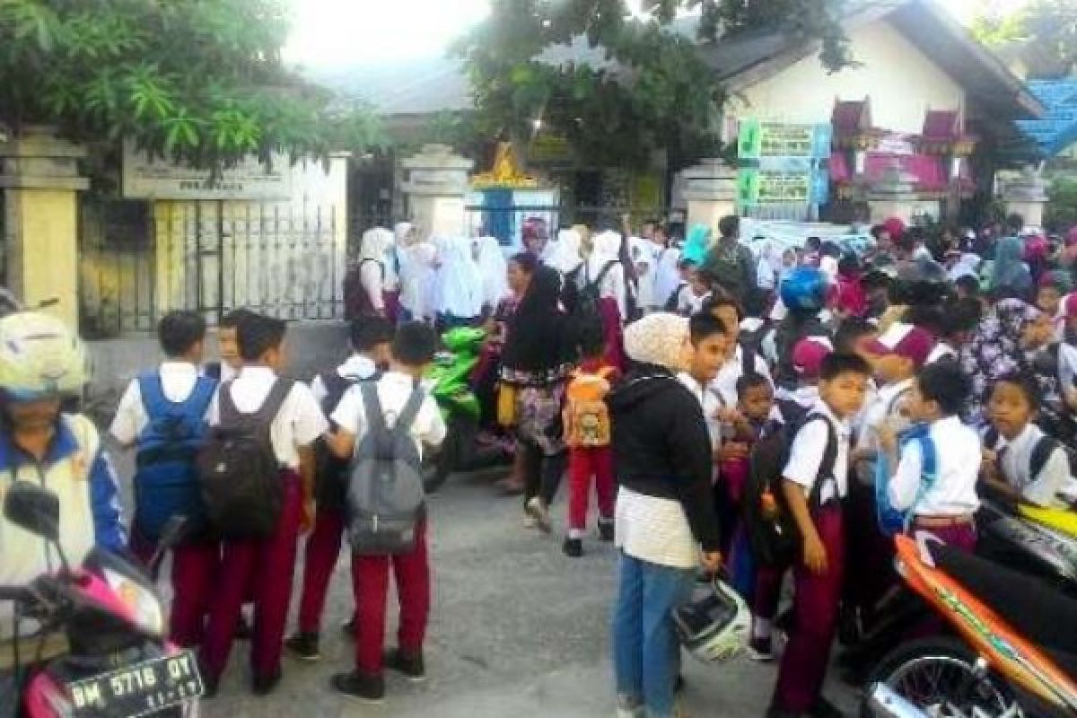 Siswa Dua SD Di Pekanbaru Gagal Belajar Akibat Sekolah Disegel