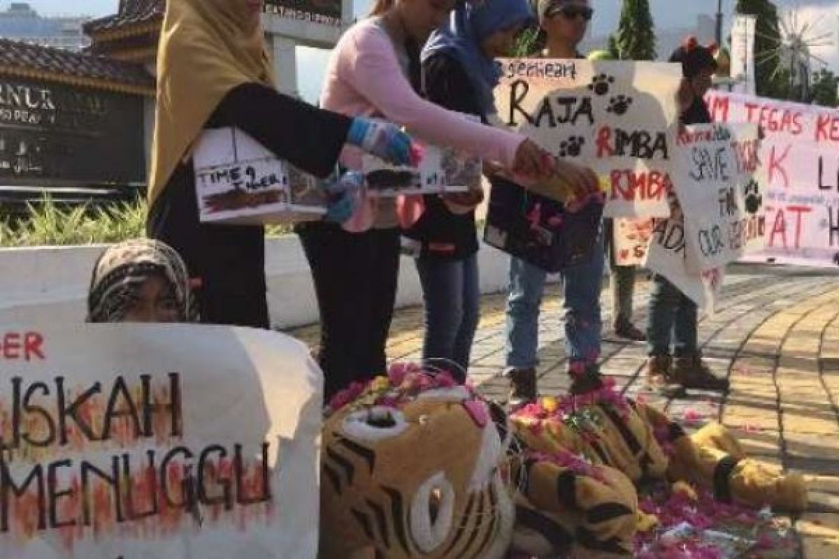 Tiger Heart Riau Lakukan Aksi Tabur Bunga di Tugu Zapin 
