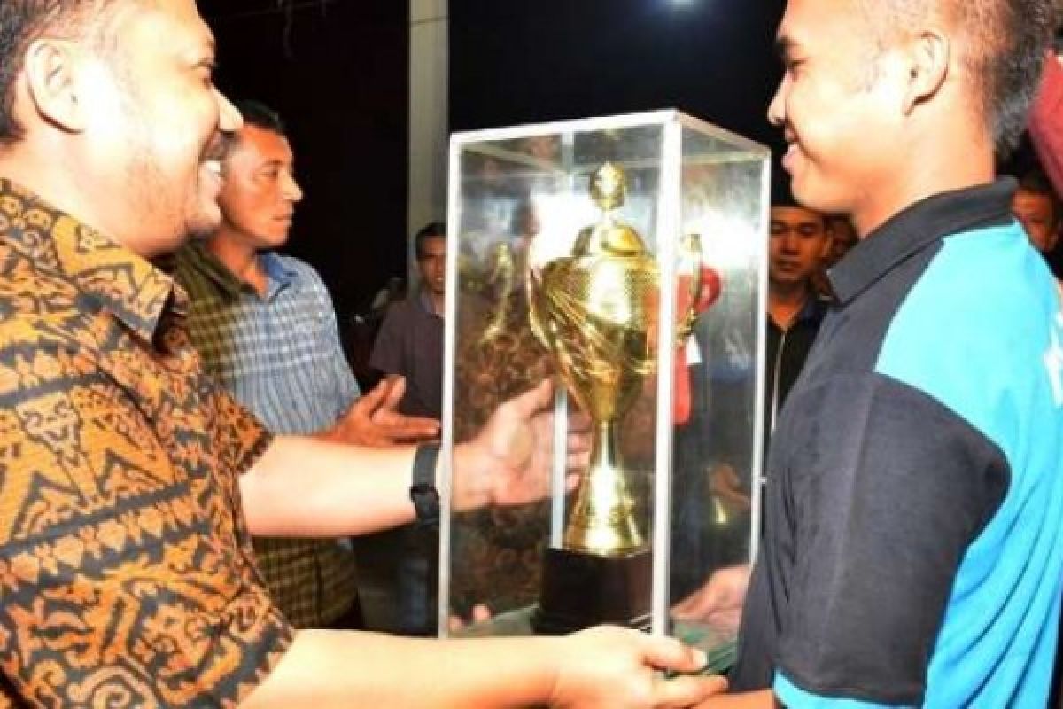 Wakil Bupati Kampar Serahkan Piala Bergilir Turnamen Bandar Picak Cup 