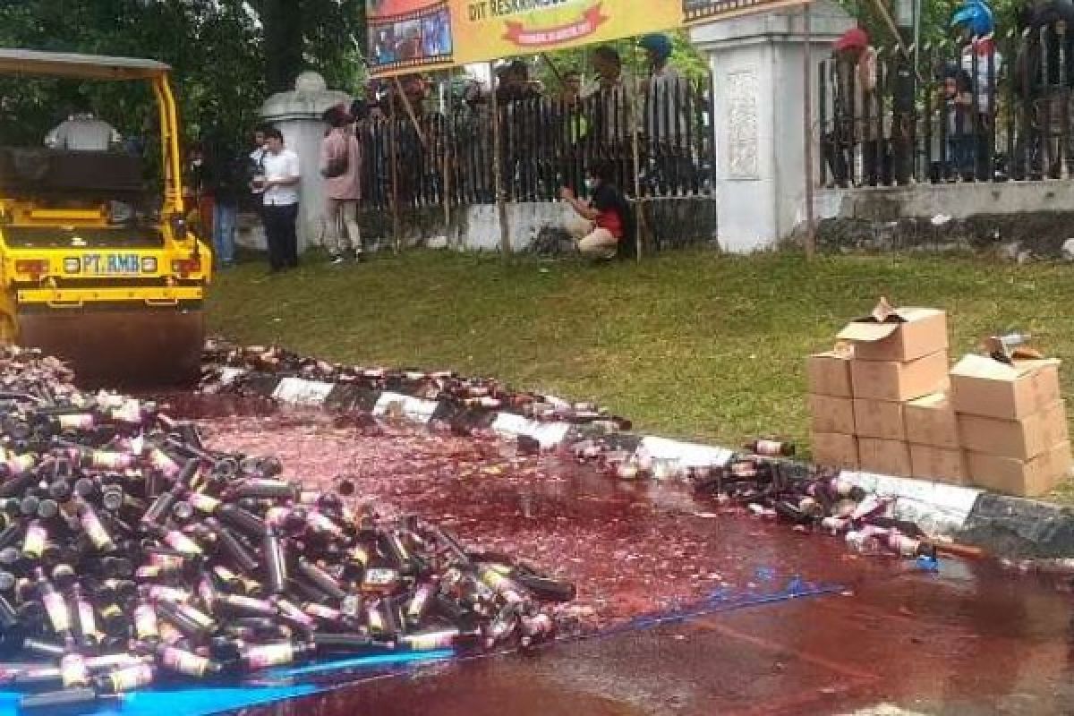 18.000 Botol Miras Oplosan dari Air Keran Dimusnahkan Polda Riau