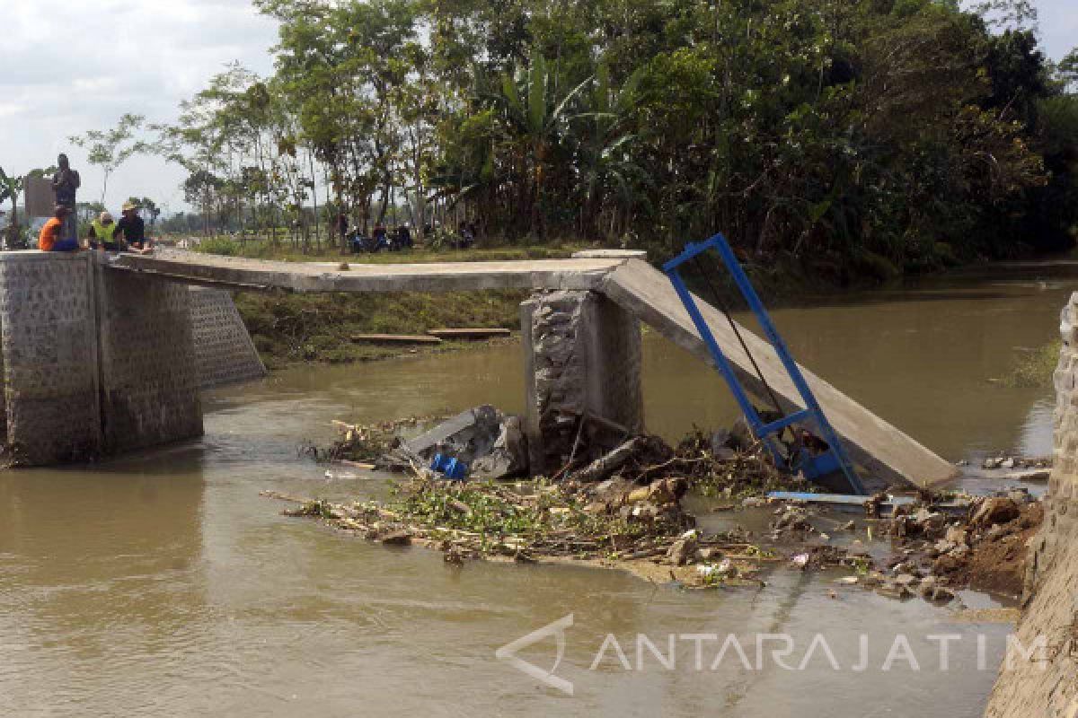 Pintu Air Dam Irigasi Tulungagung Ambrol Tergerus Banjir