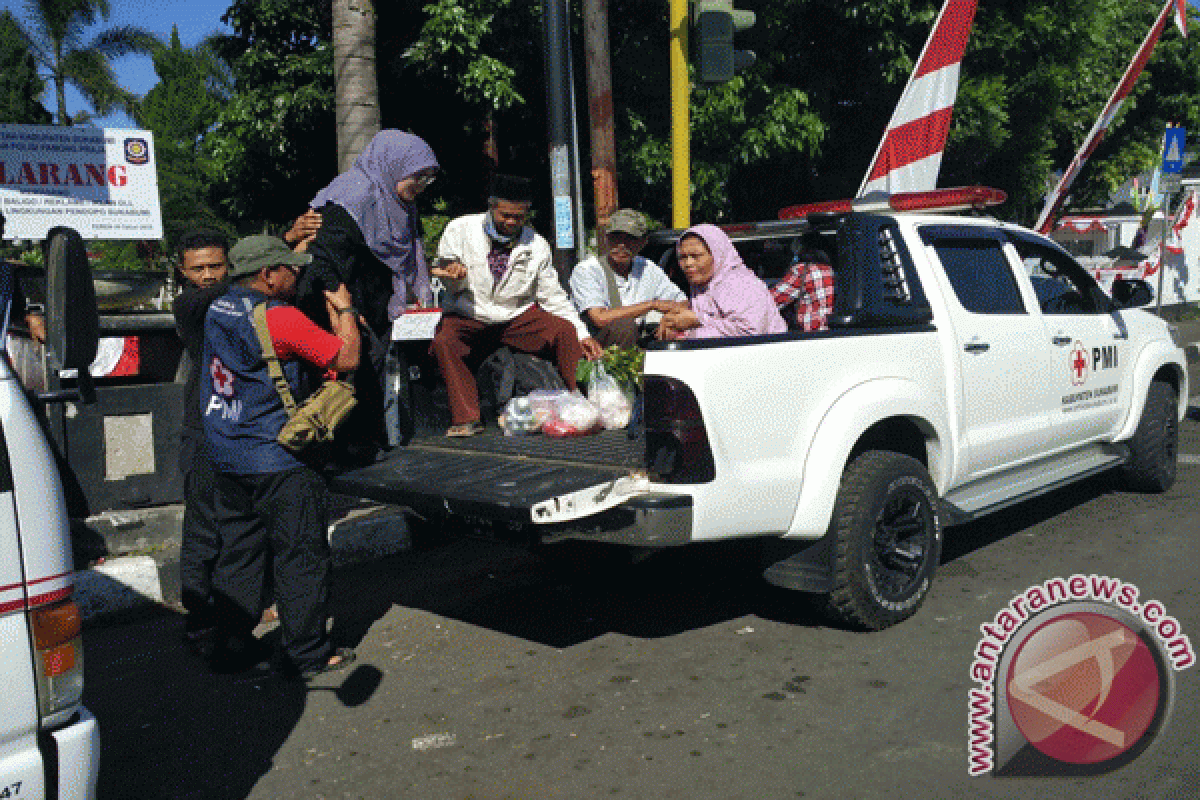 Relawan Bantu Angkut Penumpang Terlantar Di Sukabumi