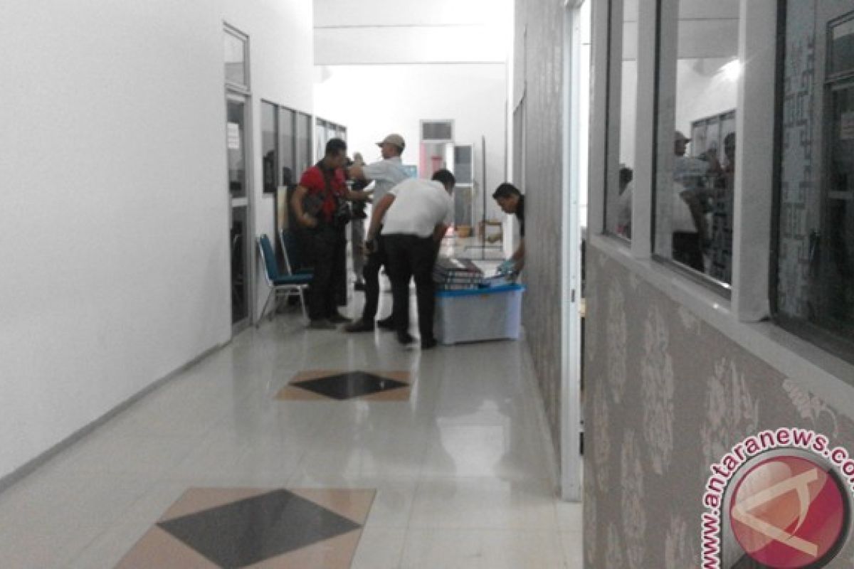 Polisi Geledah Kantor Dinas Sosial Karimun