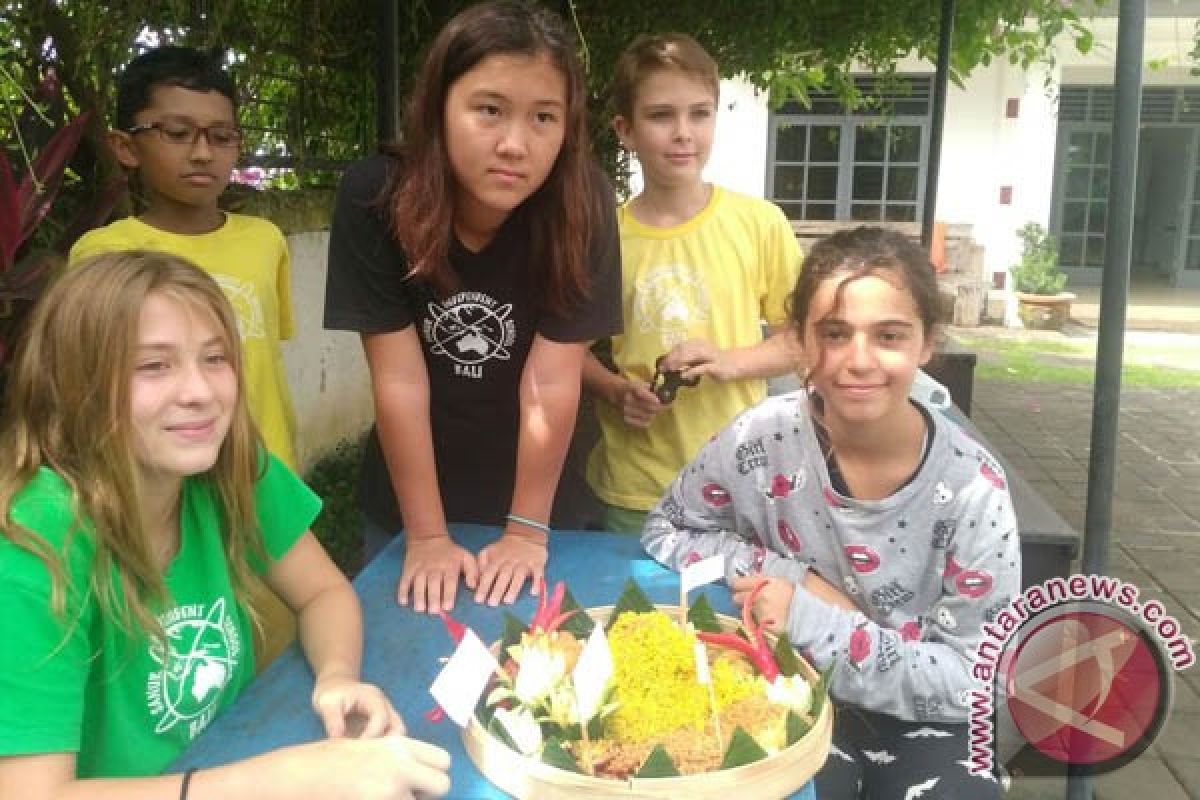 Siswa Asing SIS Bali Senang Nasi Tumpeng (Video)