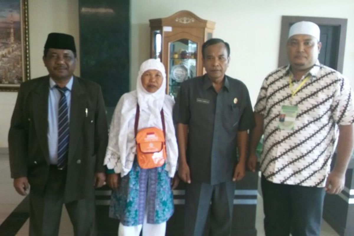 Siti Naisah Simbolon jadi warga Samosir pertama yang berhaji
