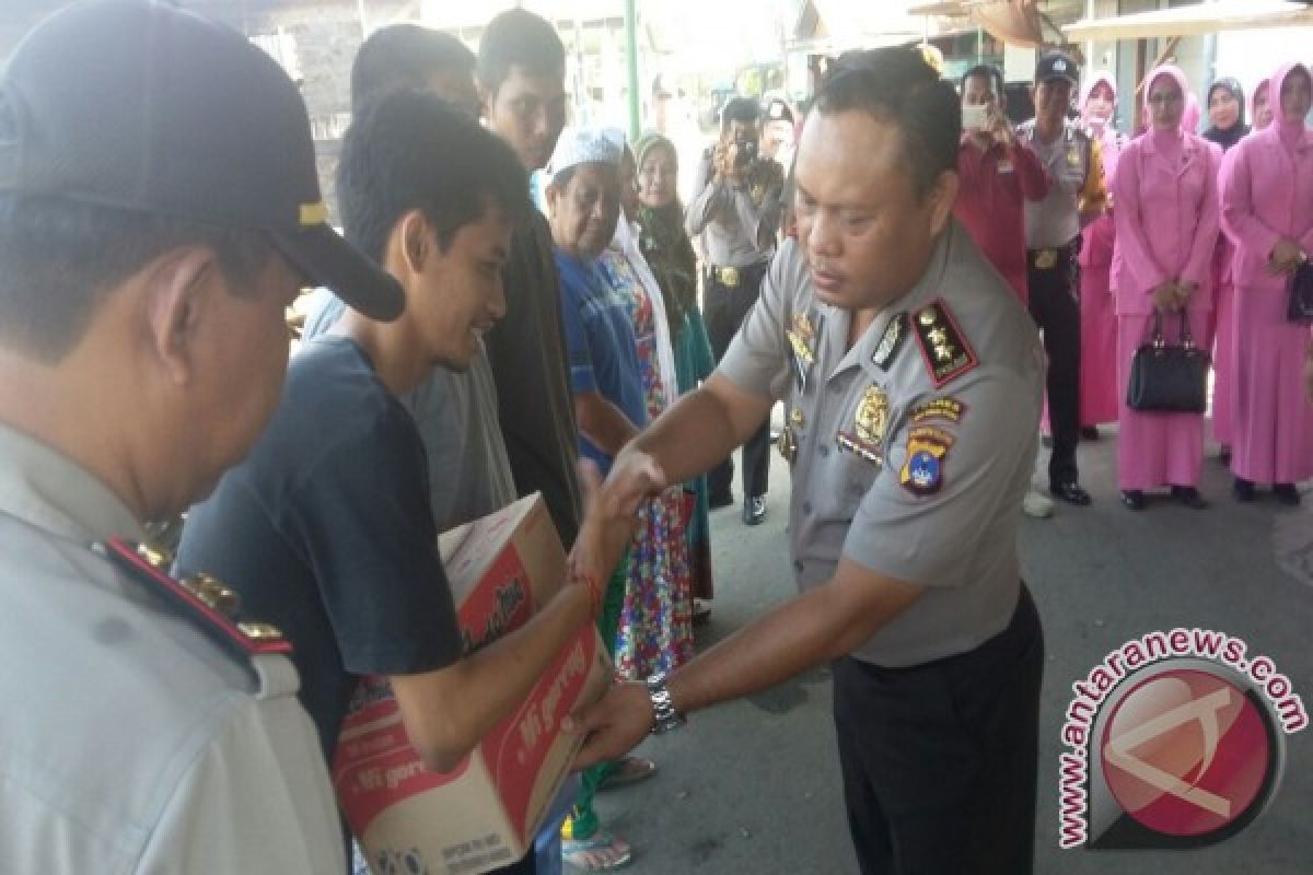 Kapolres Berikan Sembako Korban Kebakaran