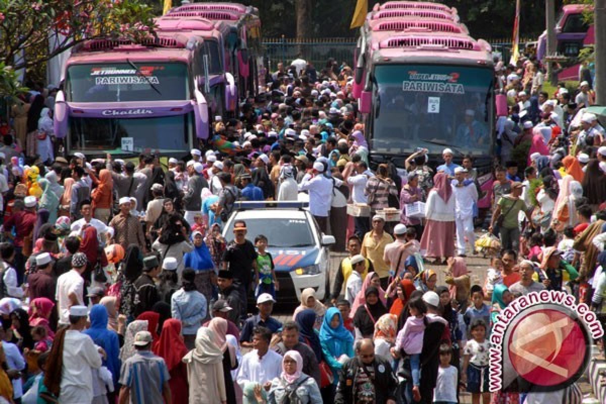 Pengantar Calhaj Karawang Keluhkan Tingginya Biaya Parkir