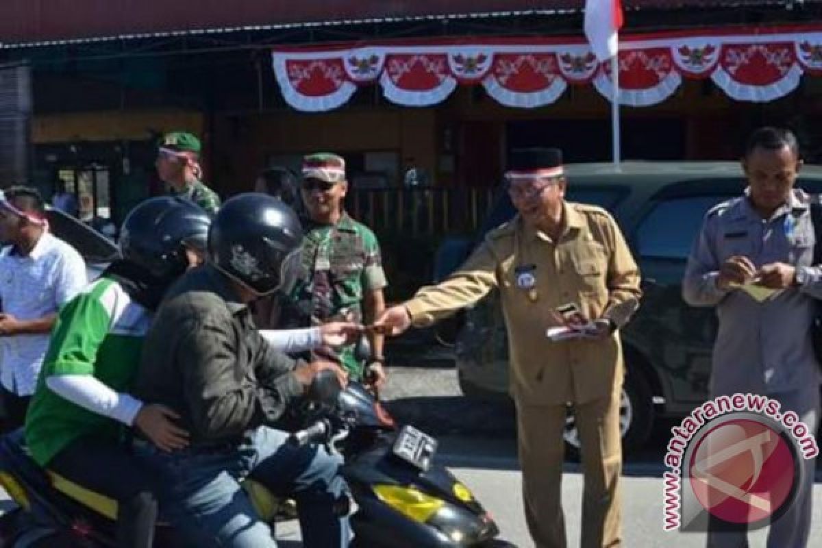 Wabub Poso bagi-bagi stiker 'Aku Cinta Indonesia'