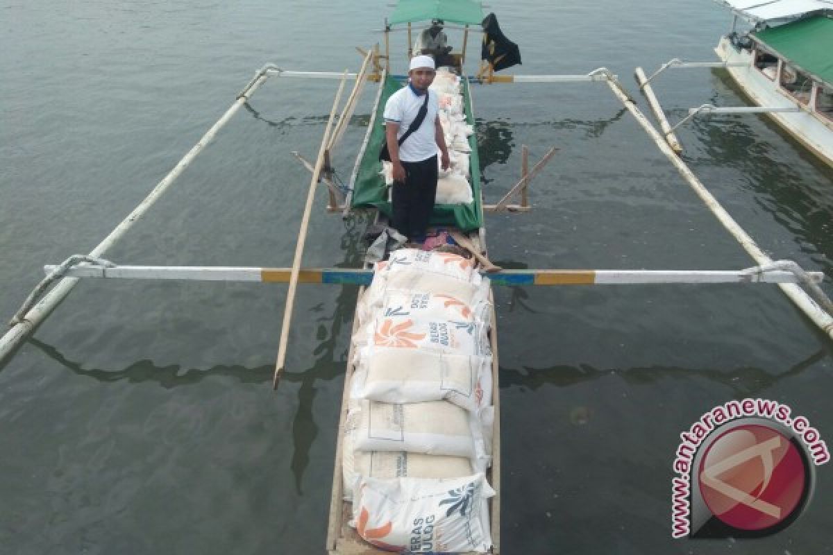 Penyaluran Sebagian Rastra Gorontalo Utara Gunakan Perahu 